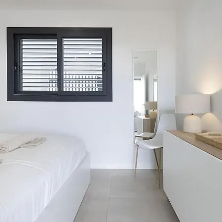 Elegant Luxury With Terrace In Higueron *
