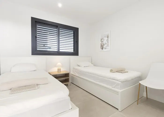 Elegant Luxury With Terrace In Higueron Daire