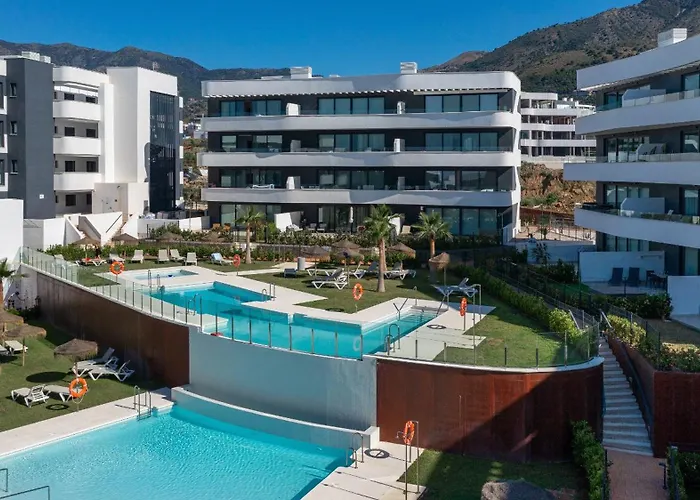 Elegant Luxury With Terrace In Higueron Fuengirola