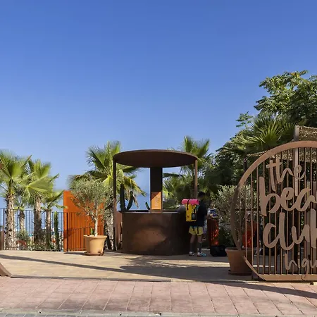 Elegant Luxury With Terrace In Higueron *