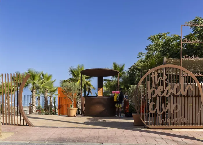 Elegant Luxury With Terrace In Higueron *