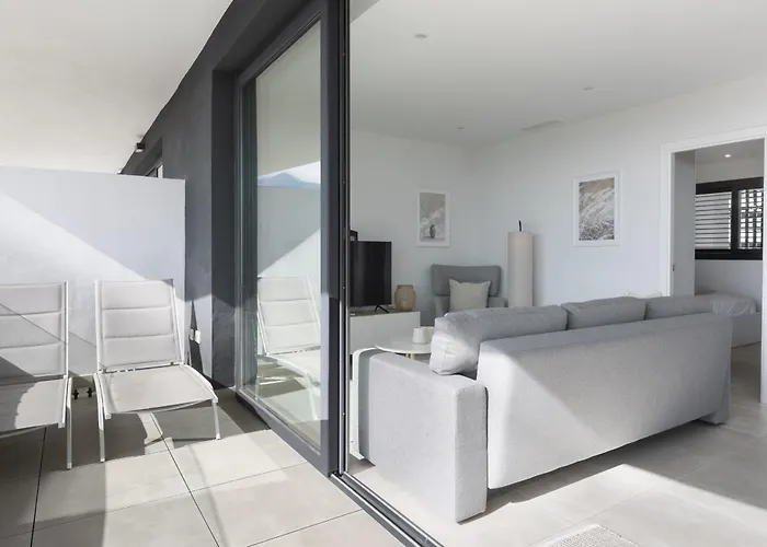 Elegant Luxury With Terrace In Higueron