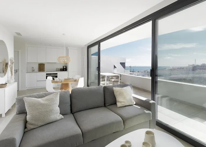 Elegant Luxury With Terrace In Higueron Fuengirola